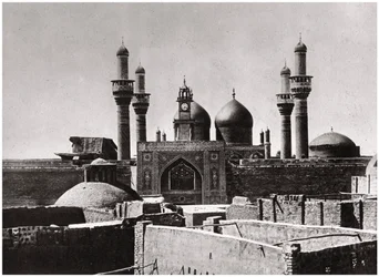 Las cúpulas doradas y los minaretes de la Mezquita al-Kadhimiya, Bagdad, Irak, 1925