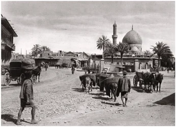 Vista de una calle desde la Puerta Norte, Bagdad, Irak, 1925