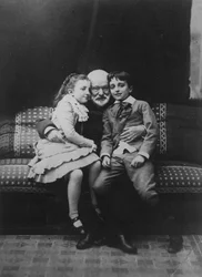 Victor Hugo (1802-85) y sus nietos Georges y Jeanne, 1881