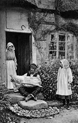 Un hombre leyendo The Daily Mail, Shropshire, c1922