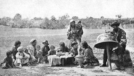 Gitanos reparando un caldero familiar, Hungría
