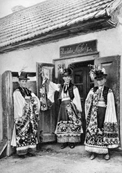 Jóvenes sacerdotes en traje en la Hungría rural, 1926