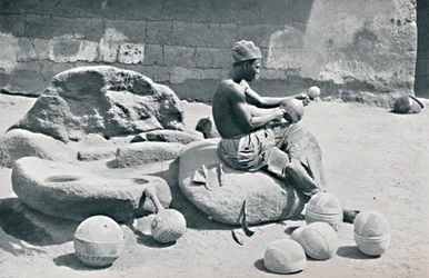 Un hombre Yoruba grabando cuencos de arcilla y jarras de agua, interior de Lagos, sur de Nigeria, 1912