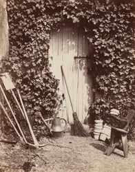 Porte de ferme de Marlotte (Puerta con aperos de jardinería),c. 1860 (foto)