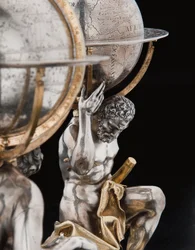 Dos globos terrestres y celestes excepcionales, sostenidos por Hércules y Atlas, Augsburgo