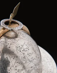 Dos globos terrestres y celestes excepcionales, sostenidos por Hércules y Atlas, Augsburgo