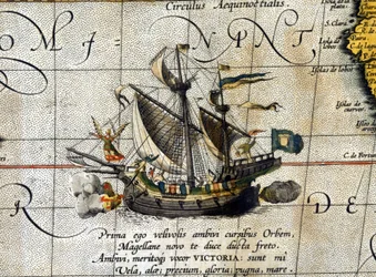 El barco de Magallanes “Victoria” que viajó por el Océano Pacífico representado en el atlas holandés de Abraham Ortelius (1580)