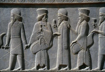 Detalle de un friso procesional en el lado este del palacio de Apadana, Persépolis, Irán, hacia 518-465 a. C. (piedra gris)