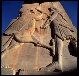 Héroe-rey idealizado, presumiblemente Jerjes (c.519-465 a.C.), apuñalando a un monstruo (detalle)