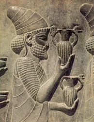Fenicio llevando dos jarrones como ofrenda, detalle del friso en relieve en la escalera este del Apadana, período aqueménida, c.515 a.C.