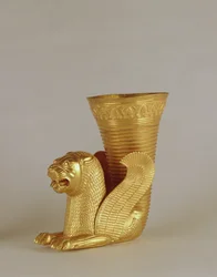 Ritón con forma de monstruo-león sentado, de Hamadán, Irán