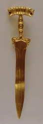 Espada con decoración de empuñadura de doble cabeza de león, de Hamadán, Irán