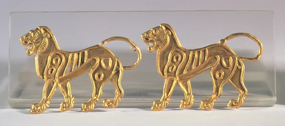 Dos secuencias de leones que fueron cosidas en túnicas ceremoniales, de Hamadan, c. siglo V-IV a.C.