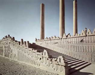Vista de la escalera oriental de la Apadana (sala de audiencias), hacia 515 a. C.