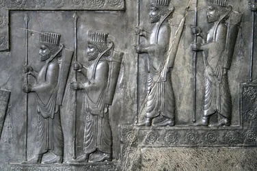 Escultura mural que representa a la Guardia Real, Tachara, Persépolis, c. siglo VI-V a.C.