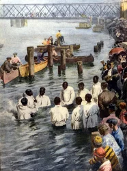 Ceremonia de bautismo en el río Cedar, en Iowa (EE. UU.), de miembros negros de la secta Church of God. Ilustración de A. Beltrame. La Domenica del Corriere