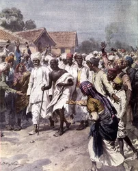 El líder político y guía espiritual indio Mohandas Karamchand Gandhi (1869-1948), conocido como Mahatma, inició el 12/03/1930 una marcha de la sal para obtener la independencia de la India de los británicos. De «La domenica del Corriere», 1930
