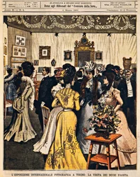Los duques de Aosta visitando la Exposición Internacional de Fotografía de Turín, por Achille Beltrame (1871-1945), de La Domenica del Corriere, 4 de marzo de 1900