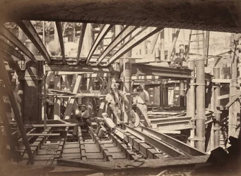 Obreros en las vigas del auditorio de la nueva Ópera de París,c. 1867 (foto)
