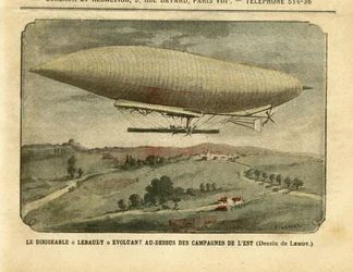 Ilustración de Achille Lemot (1846-1909) en Le Pelerin, 26/11/05 - El dirigible "Lebaudy" evolucionando sobre el campo oriental - Campaña, Globos dirigibles zepelines aerostación, Lebaudy