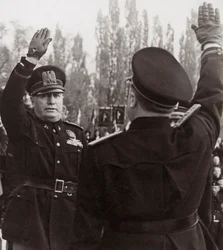 Benito Mussolini honra a un oficial fascista con un saludo