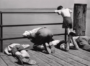 Ocupado con la pesca, Italia, c.1950-60