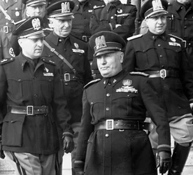 Mussolini en un desfile militar (foto en b/n)
