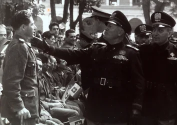 Mussolini saludando a un soldado
