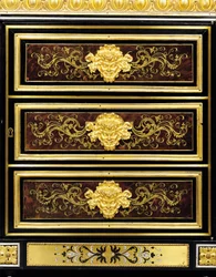 (detalle) de un gabinete lateral de marquetería boulle montado en ormolu de finales de Luis XVI