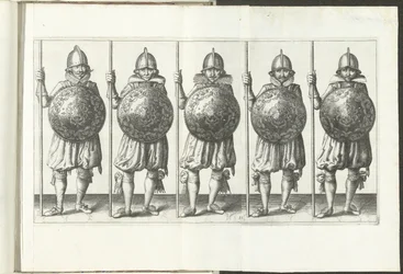 El ejercicio del escudo y la punta: cinco soldados de pie uno al lado del otro en línea con la aguja en la mano derecha apoyada en el suelo y el escudo frente al cofre (n. ° 31), 1618 The Nassausche Wapen-Handinge, van Schilt, Spies, Rappier andde Targe : 