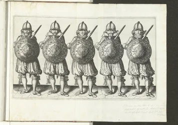 El ejercicio del escudo y la espiga: cinco soldados parados uno al lado del otro en línea con el estoque en la mano derecha y el escudo frente al cofre (n. ° 32), 1618 The Nassausche Wapen-Handelinge, van Schilt, Spies, Rappier andde Targe: beyde figuerlic