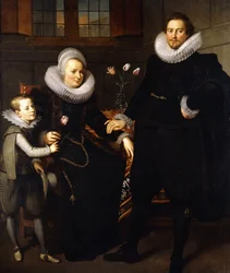 Retrato de grupo de una familia, cuerpo entero, en un interior