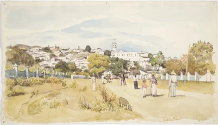 Hombres, mujeres y niños caminando por un camino con un pueblo al fondo, Jalapa (Xalapa) Veracruz, México