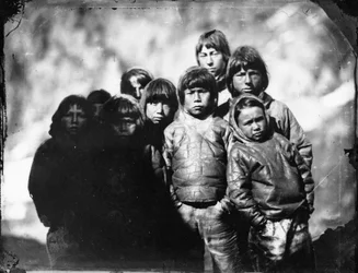Retrato de grupo de niños inuit