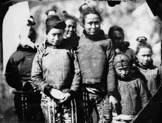 Retrato de grupo de niñas y mujeres inuit