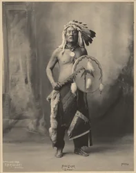 [Oso Alto, del Oyate Oceti Sakowin]
