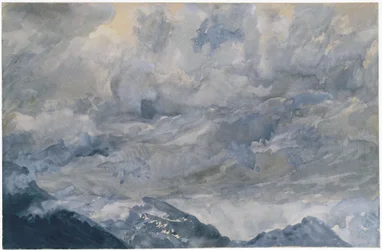 Cielo nublado sobre las cimas de las montañas
