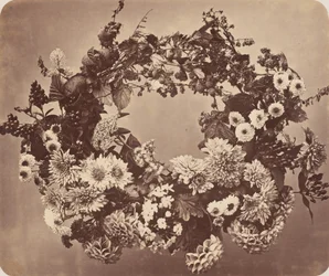 Corona de flores y bayas