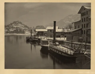Vapores lacustres en amarre invernal, Suiza