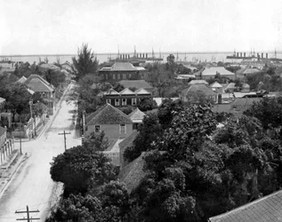 Calle Duke y el puerto, Kingston, Jamaica, c1905