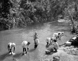 Mujeres lavando ropa en el río, Port Antonio, Jamaica, c1905