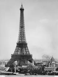 La Torre Eiffel (1887-89) fotografiada durante la Exposición Universal de 1889 en París, arquitecto Gustave Eiffel