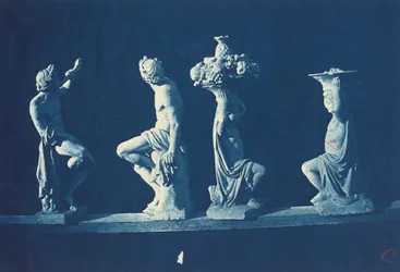Cuatro estatuas