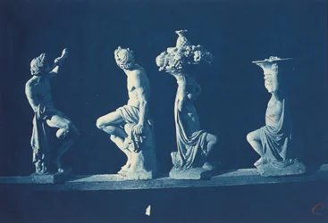 Cuatro estatuas, c. 1868 (foto)