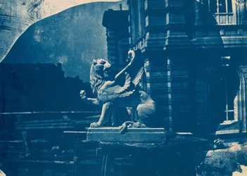 Escultura de un grifo en un sitio de construcción en Marsella