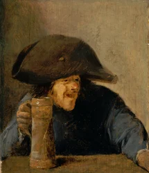 Hombre con bicornio y taza de madera