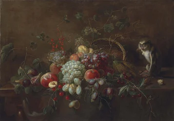 Uvas, manzanas, ciruelas, higos y otras frutas sobre una mesa de madera parcialmente cubierta, un mono comiendo nueces junto a una cesta tejida volcada.