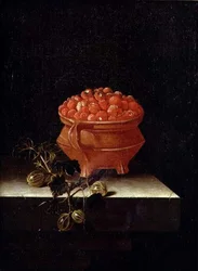 Fresas y grosellas en un borde de piedra