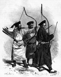 Retratos de tres arqueros chinos en traje tradicional, en la década de 1870. Grabado de un dibujo de Marie, de una fotografía de Thomson, en Le Tour du Monde, Nouveau journal des Voyages, editado por Edouard Charton, París