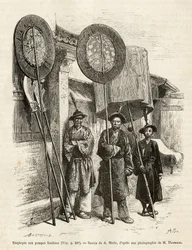 Tres trabajadores funerarios en Pekín. Grabado según un dibujo de A.Marie, para ilustrar el viaje a Pekín y el norte de China, por T.Choutze, en 1873, publicado en 